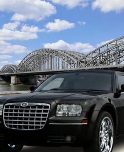 Limousine mieten in Köln Schwarze Stretchlimousine vor der Kölner Hohenzollernbrücke