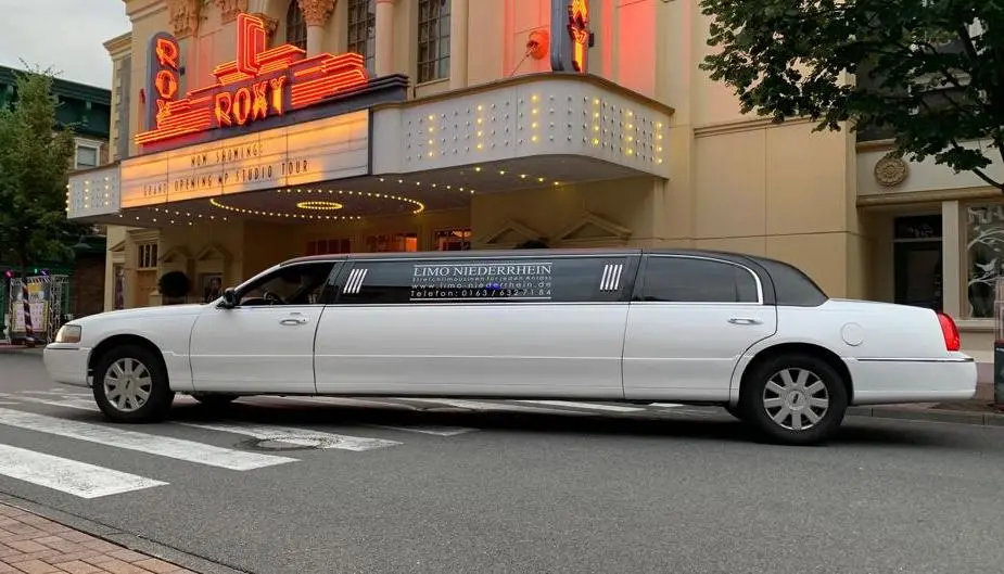 weiße Lincoln Town Car Stretchlimousine